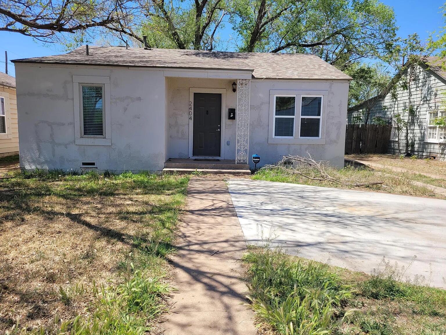 2404 Avenue U, Unit FRONT Lubbock, TX 79411 - Photo 6 of 10 a view of a backyard of the house