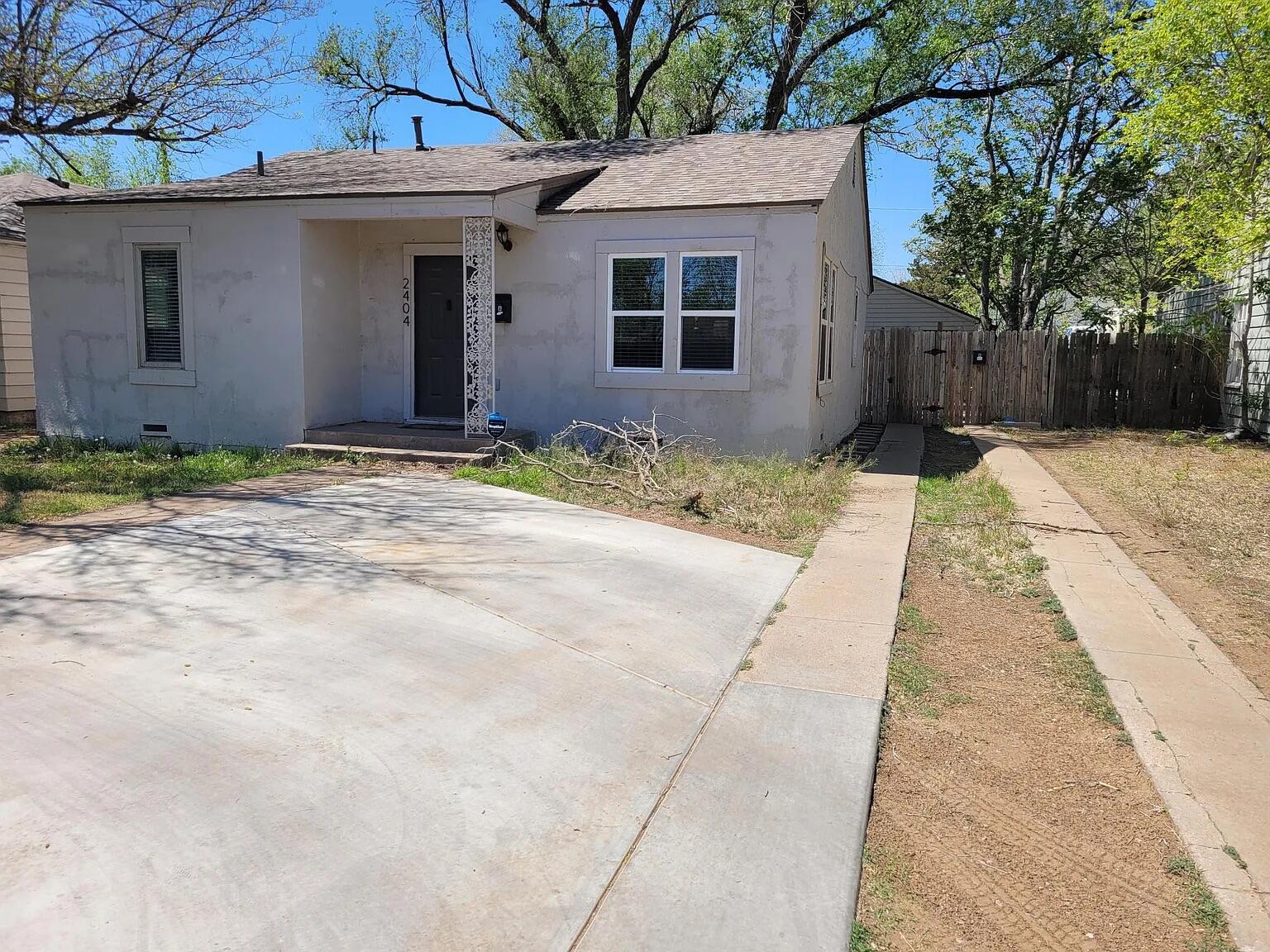2404 Avenue U, Unit FRONT Lubbock, TX 79411 - Photo 9 of 10 a backyard of a house