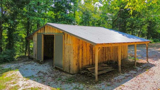 a view of a house with backyard