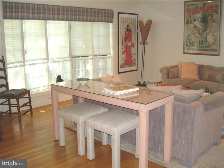 1079 Squirrel Road Jenkintown, PA 19046 - Photo 2 of 19 Living Room