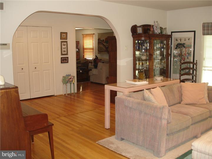 1079 Squirrel Road Jenkintown, PA 19046 - Photo 4 of 19 Living Room