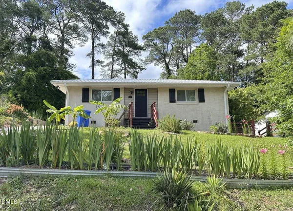 a view of a house with backyard