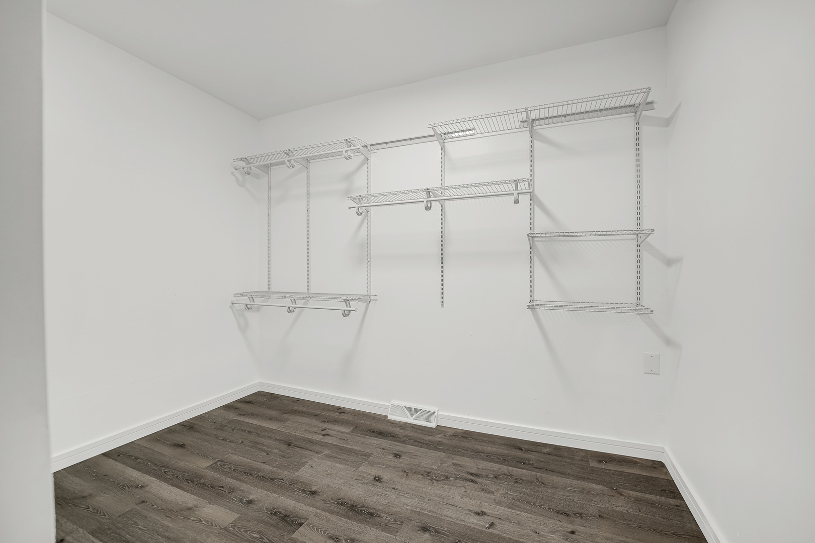 9327 South Elizabeth Street Chicago, IL 60620 - Photo 11 of 18 a view of a room with wooden floor