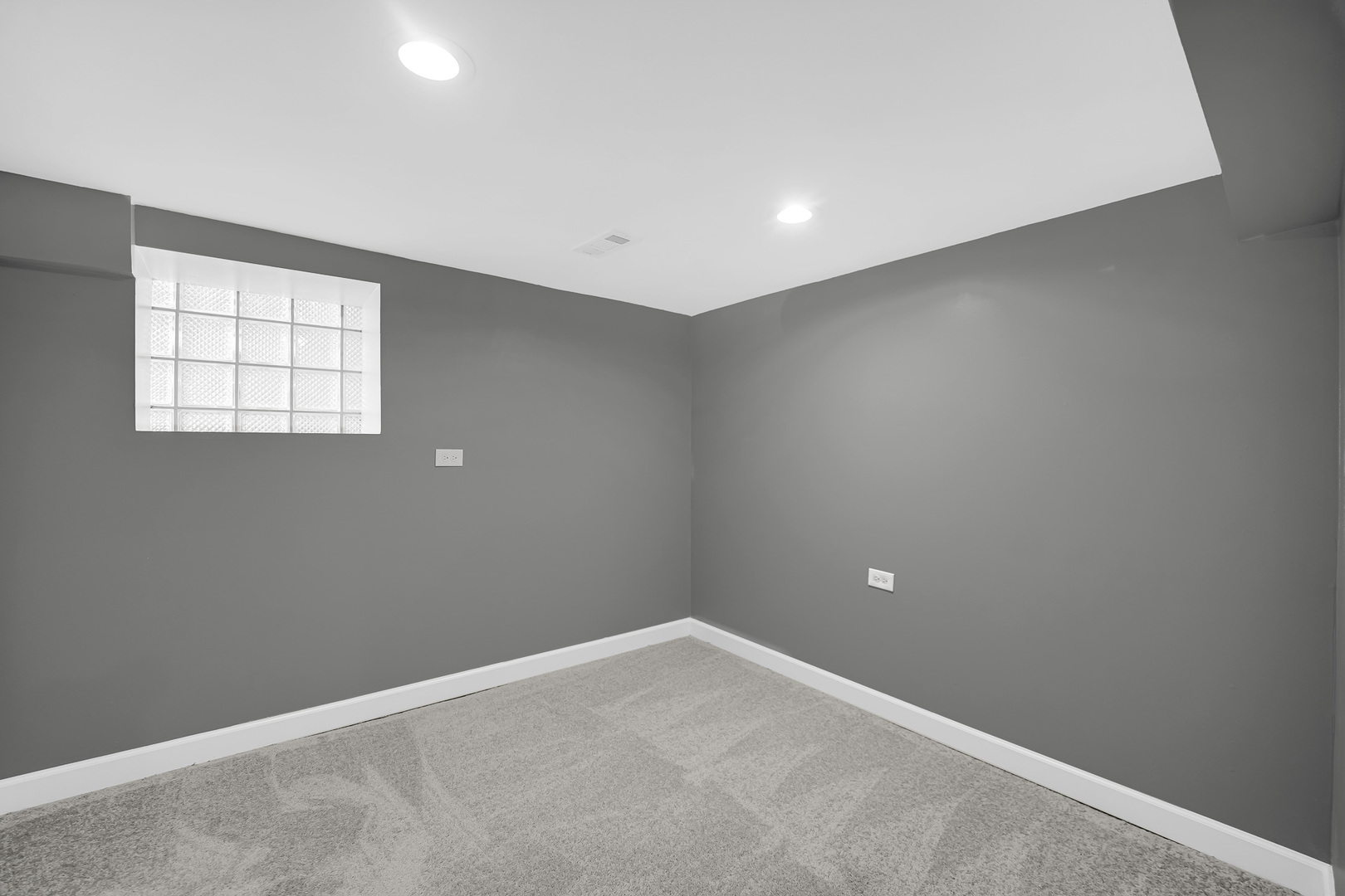 9327 South Elizabeth Street Chicago, IL 60620 - Photo 16 of 18 an empty room with windows