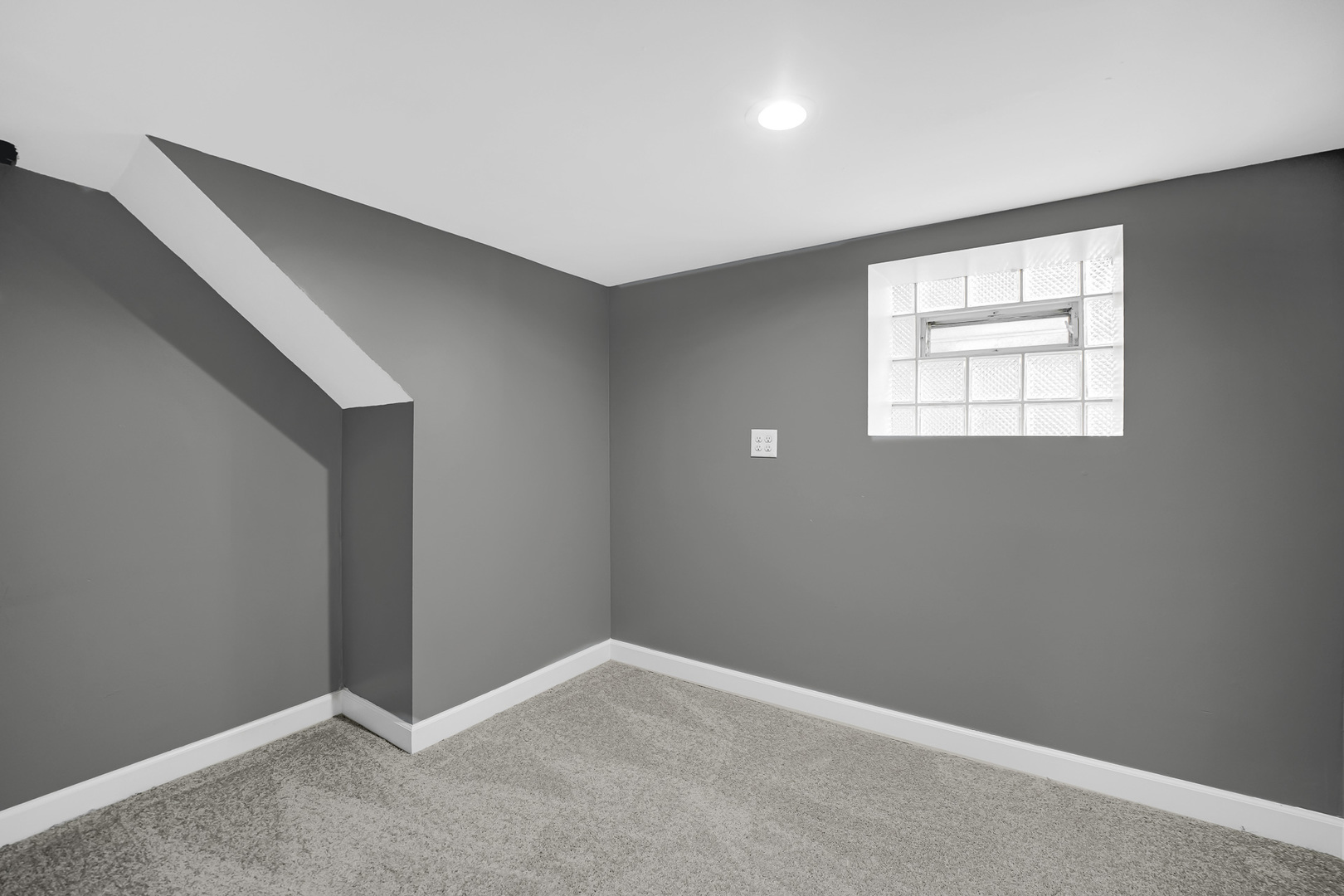 9327 South Elizabeth Street Chicago, IL 60620 - Photo 17 of 18 an empty room with a window