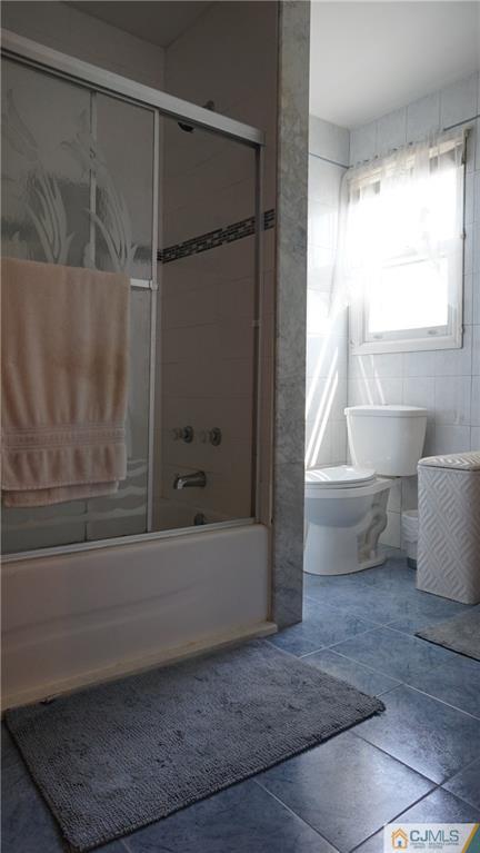 8 Plumstead Road Sewell, NJ 08080 - Photo 14 of 25 a bathroom with a toilet and a bathtub