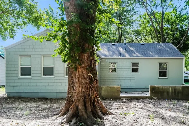 $1,425 | 8906 Richards Drive, Raytown, MO 64133