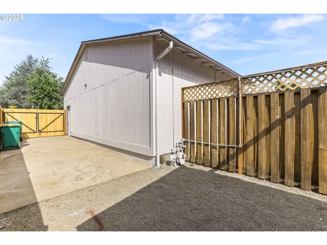 $496,950 | 2020 Southwest Laura Court, Troutdale, OR 97060