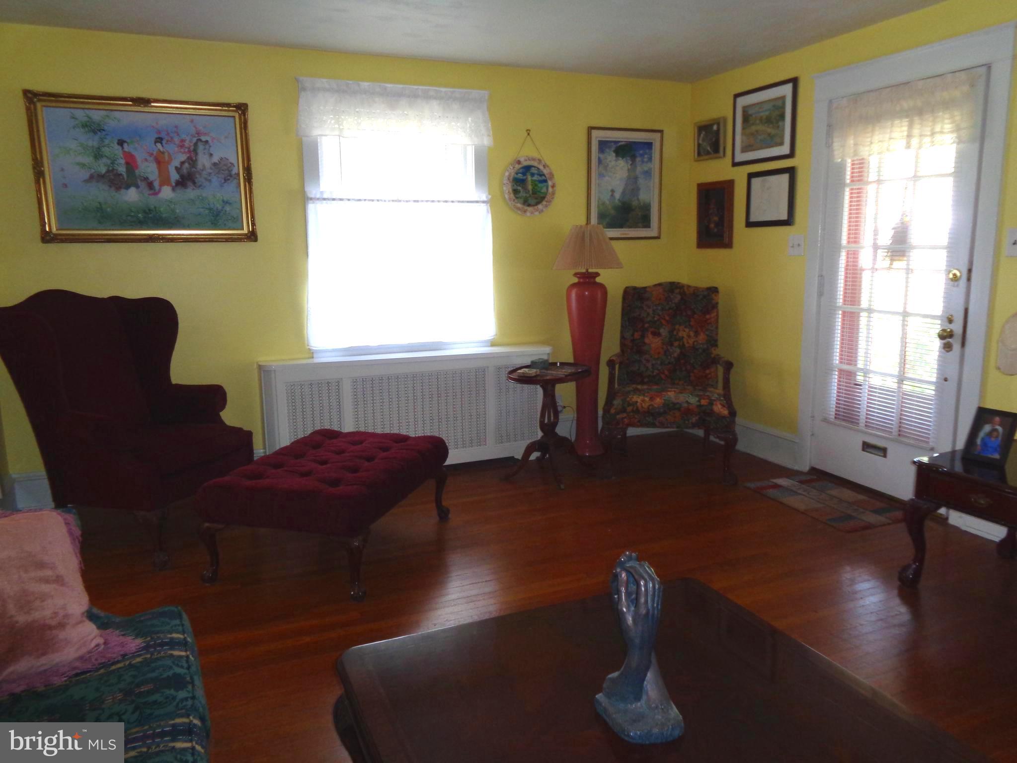 130 Gladstone Road Lansdowne, PA 19050 - Photo 6 of 34 Livingroom with the front door