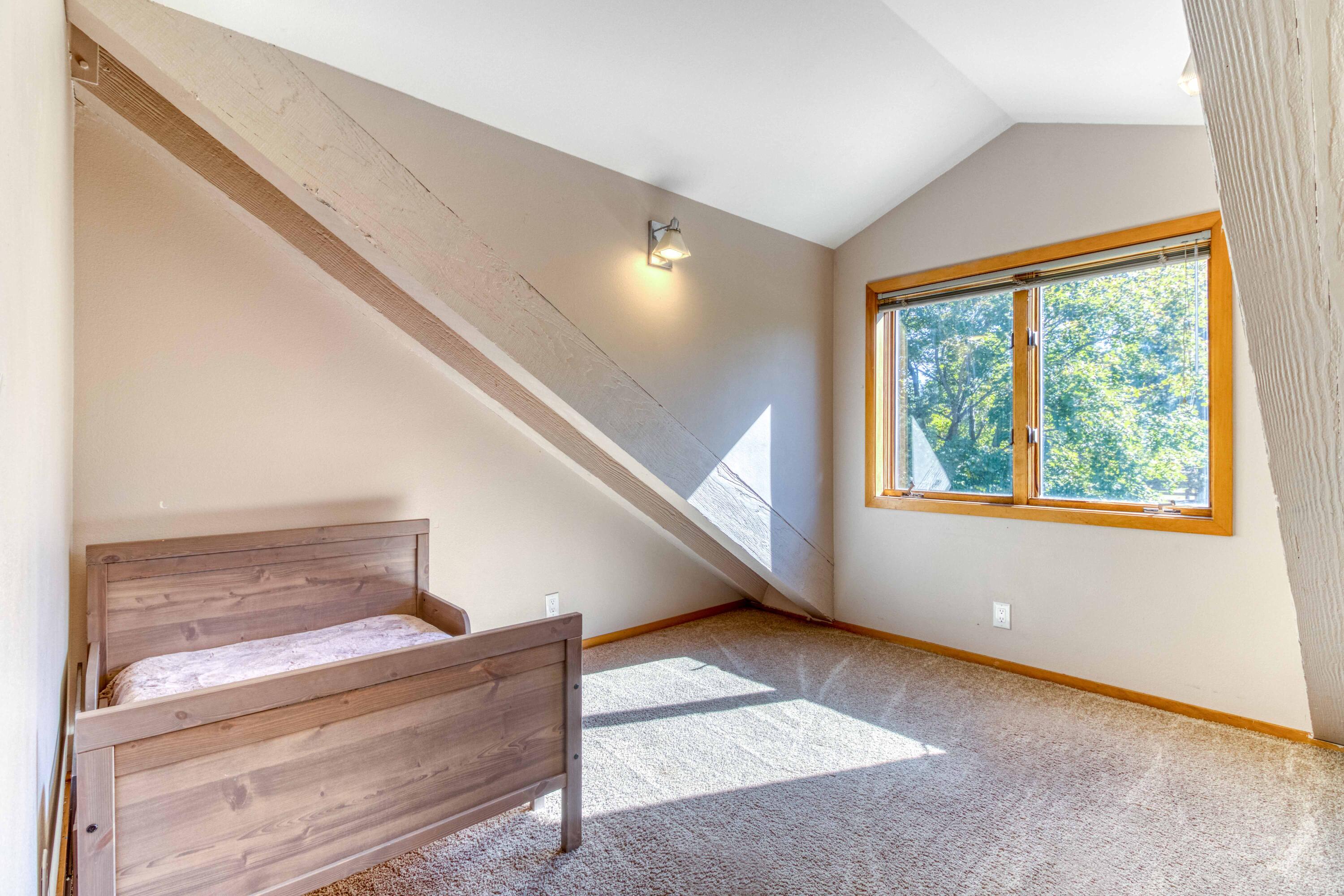 63330 Old Deschutes Road Bend, OR 97701 - Photo 29 of 34 Upstairs office/bonus space