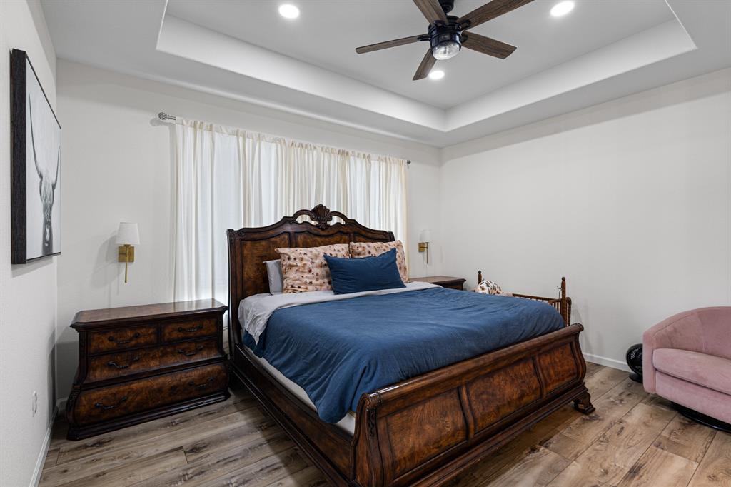 476 Silverleaf Drive Sunset, TX 76270 - Photo 20 of 40 a bedroom with a bed and window