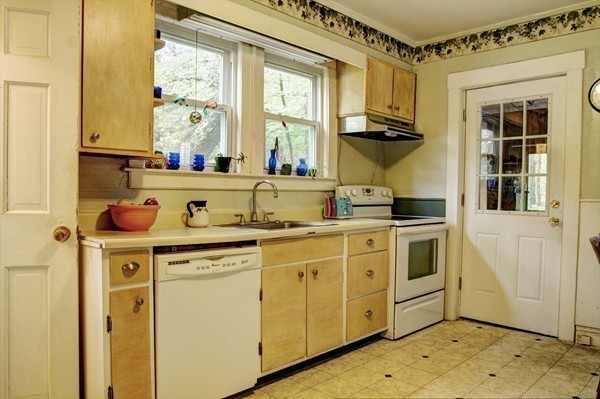 121 Dunstable Road Chelmsford, MA 01863 - Photo 8 of 30