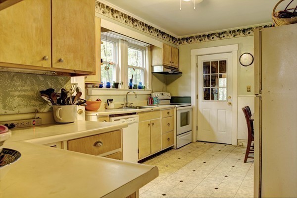 121 Dunstable Road Chelmsford, MA 01863 - Photo 9 of 30