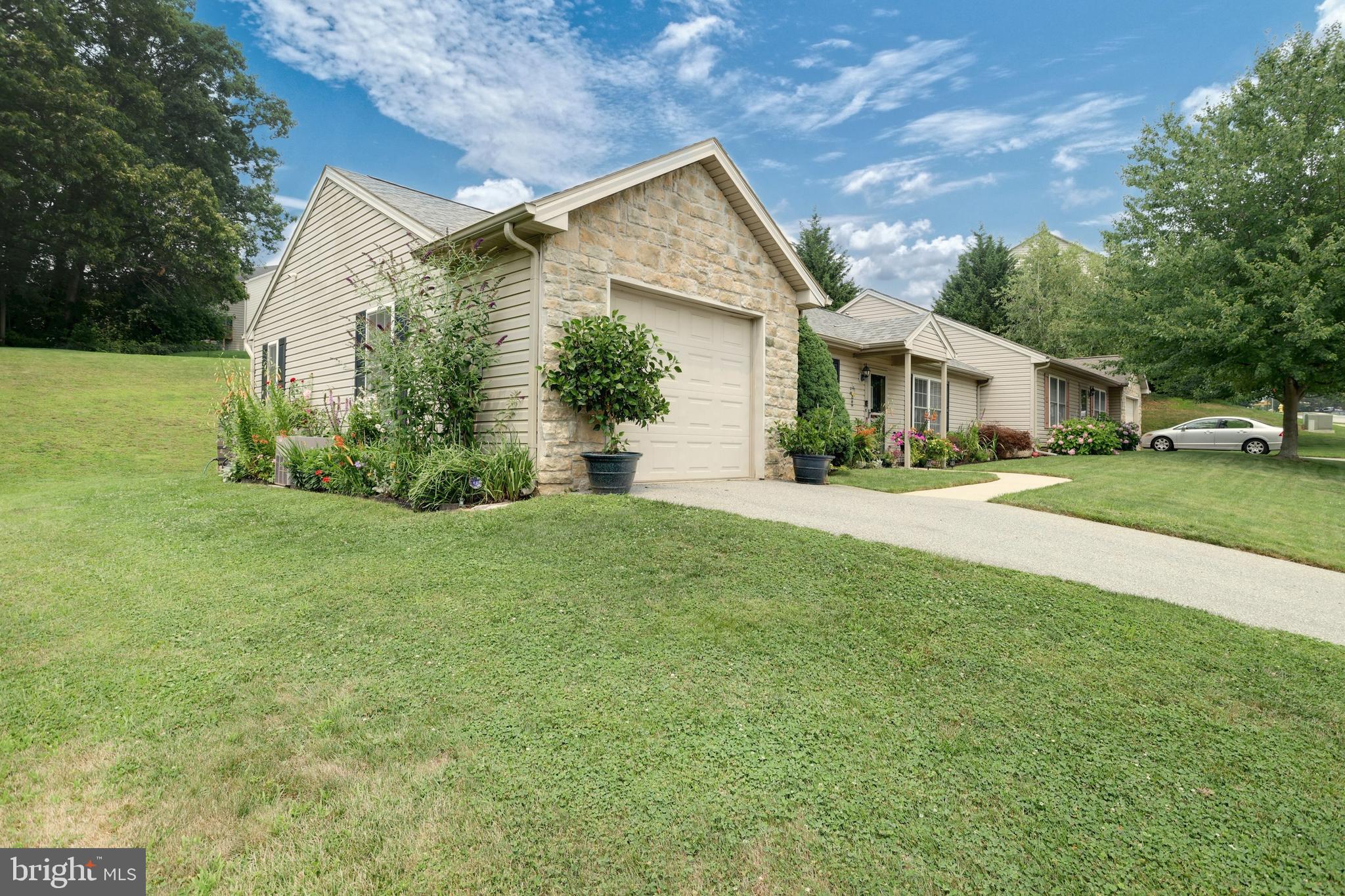 2305 Daisy Road York, PA 17402 - Photo 3 of 27