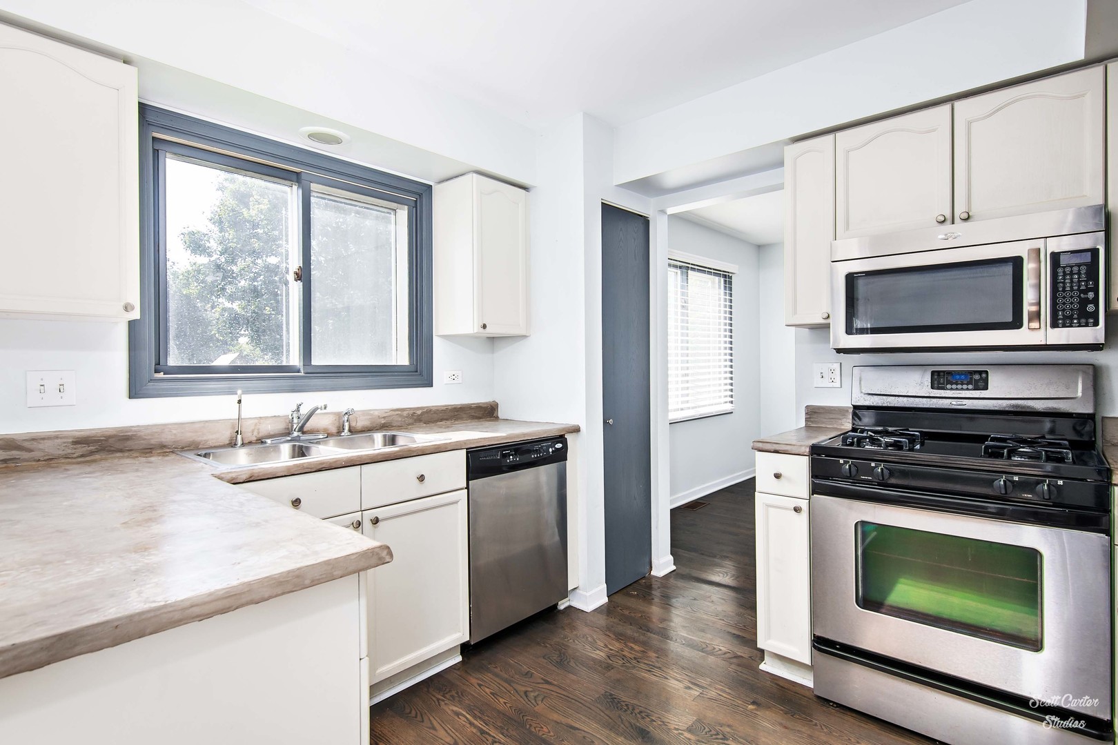 225 Sierra Trail Cary, IL 60013 - Photo 11 of 23 a kitchen with a sink stove and microwave