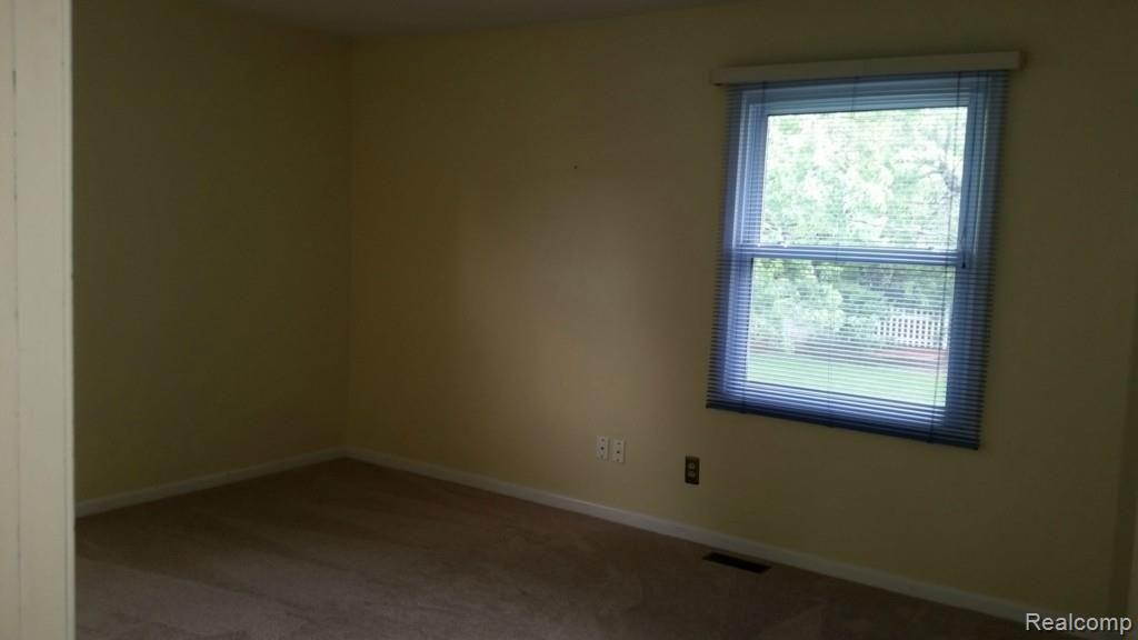 2551 Roseview Drive Rochester, MI 48306 - Photo 30 of 40 20150608_160102.jpg