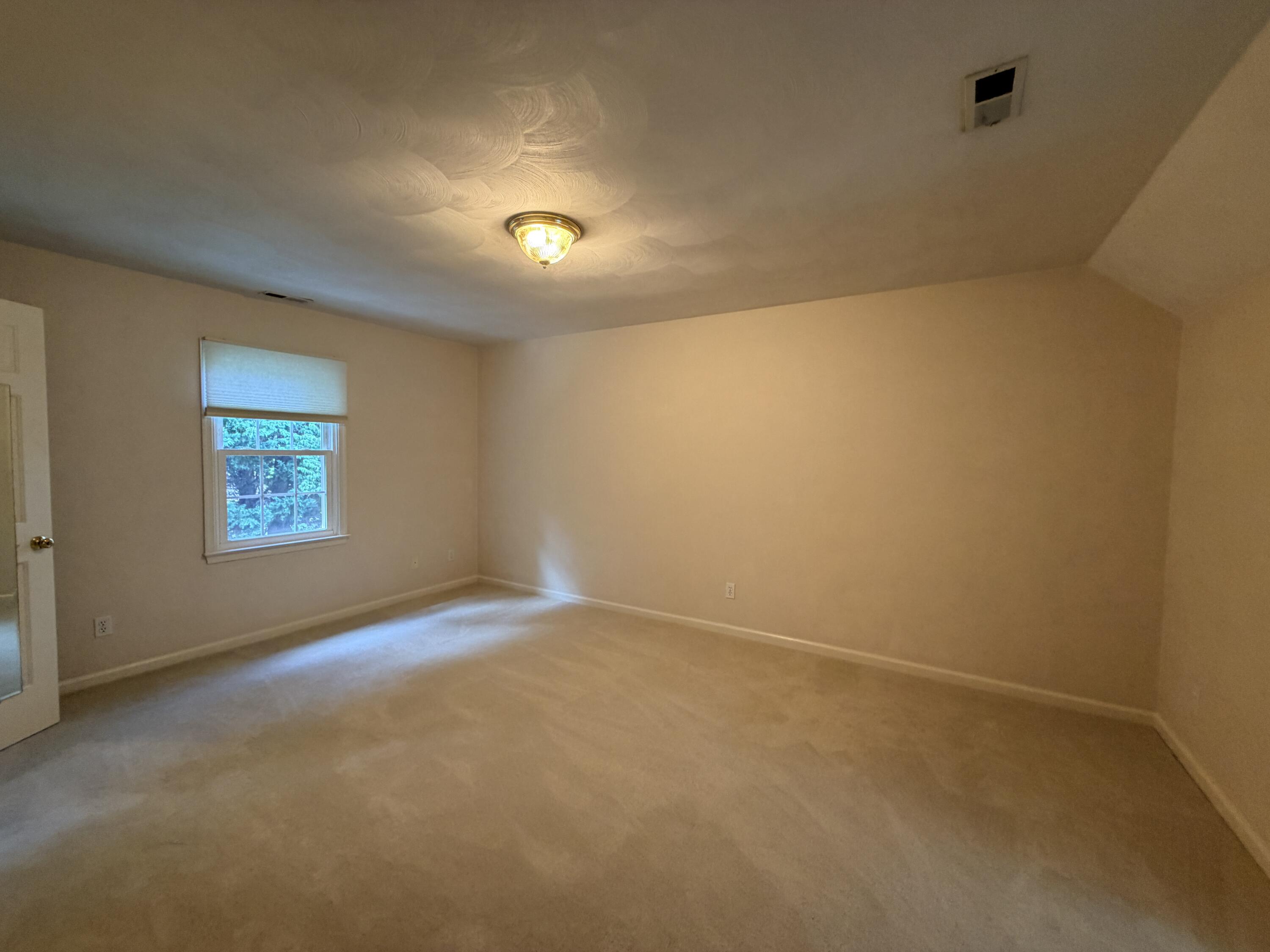 1840 Mountain View Road Vinton, VA 24179 - Photo 21 of 29 20260710_210633247_iOS