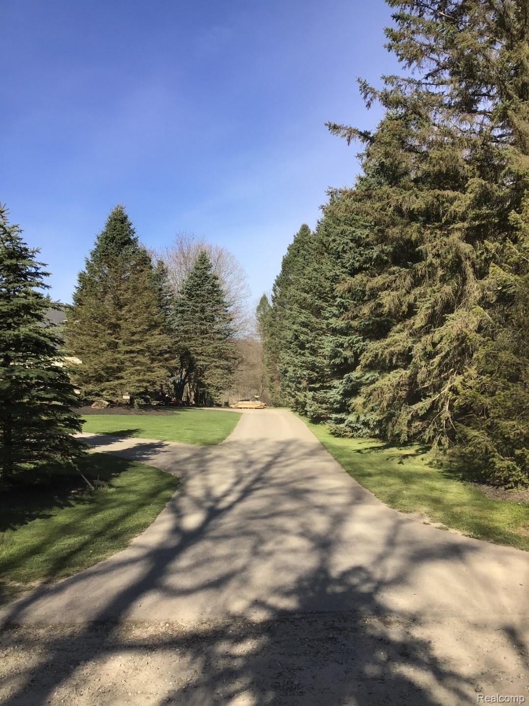 2881 Clarkston Road Oakland, MI 48363 - Photo 4 of 98 FrontApproach (6).jpg
