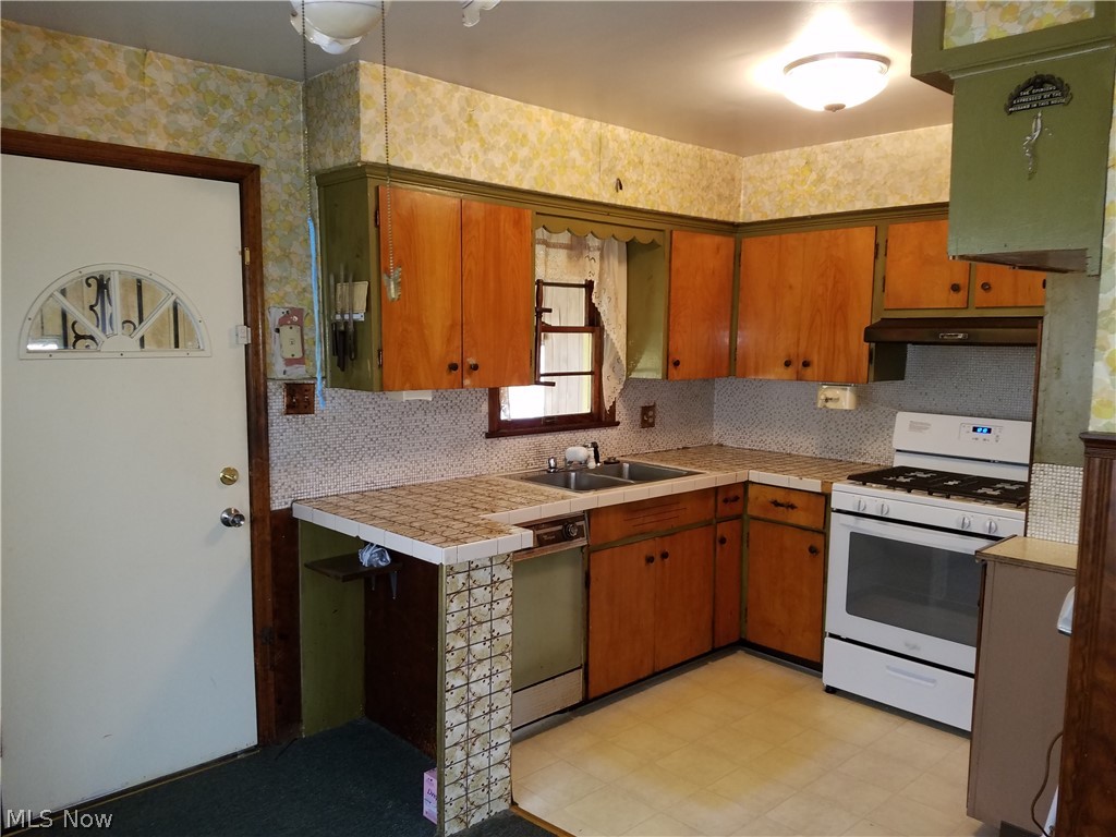 2374 Mogadore Road Akron, OH 44312 - Photo 2 of 8 Gallery Image 2