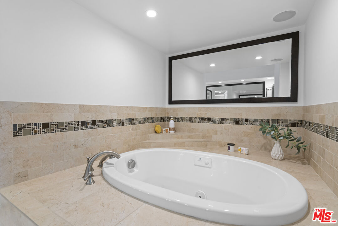 4549 Alla Road, Unit 3 Marina del Rey, CA 90292 - Photo 12 of 28 a bathroom with a bathtub and a sink