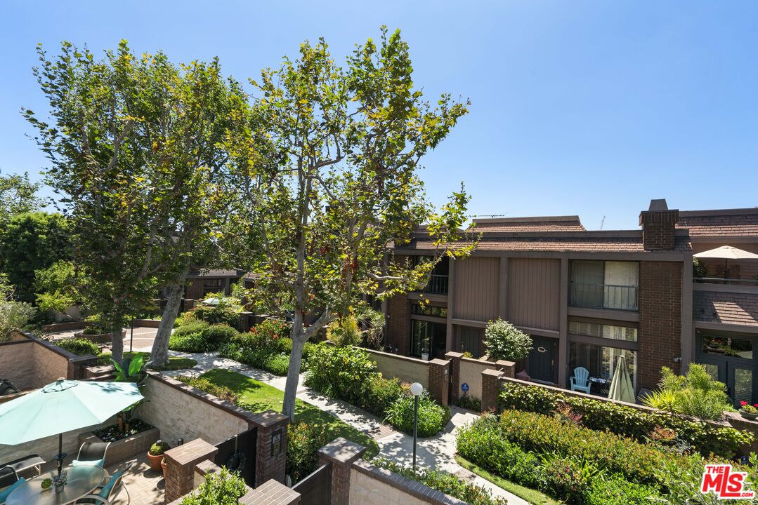 4549 Alla Road, Unit 3 Marina del Rey, CA 90292 - Photo 15 of 28 a backyard of a house with lots of green space and fountain