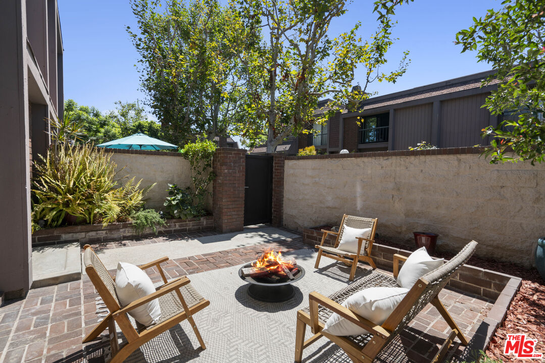 4549 Alla Road, Unit 3 Marina del Rey, CA 90292 - Photo 21 of 28 a view of a patio with furniture and potted plants
