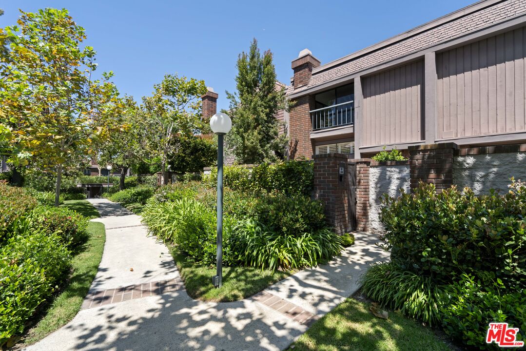 4549 Alla Road, Unit 3 Marina del Rey, CA 90292 - Photo 22 of 28 a house with a yard