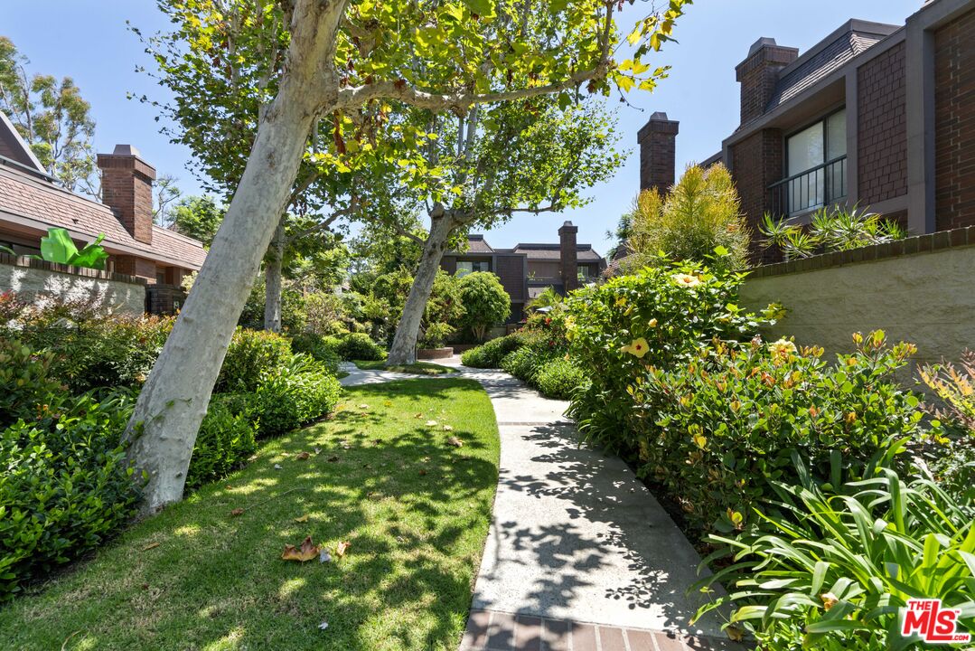4549 Alla Road, Unit 3 Marina del Rey, CA 90292 - Photo 25 of 28 a view of a garden with plants