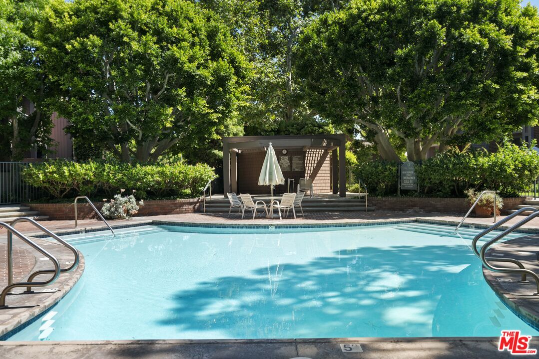 4549 Alla Road, Unit 3 Marina del Rey, CA 90292 - Photo 26 of 28 a view of a swimming pool with chairs