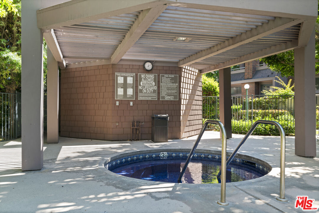 4549 Alla Road, Unit 3 Marina del Rey, CA 90292 - Photo 27 of 28 a building exterior with windows