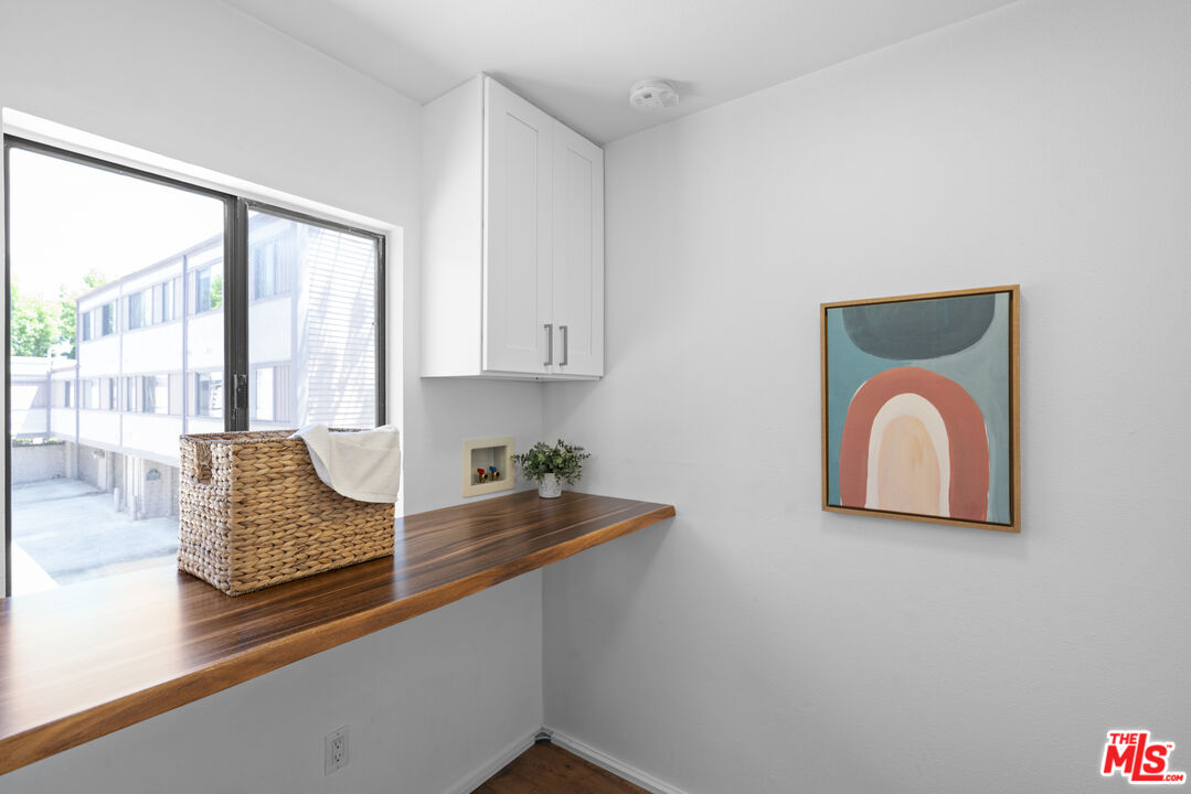 4549 Alla Road, Unit 3 Marina del Rey, CA 90292 - Photo 8 of 28 a living room with furniture and a window