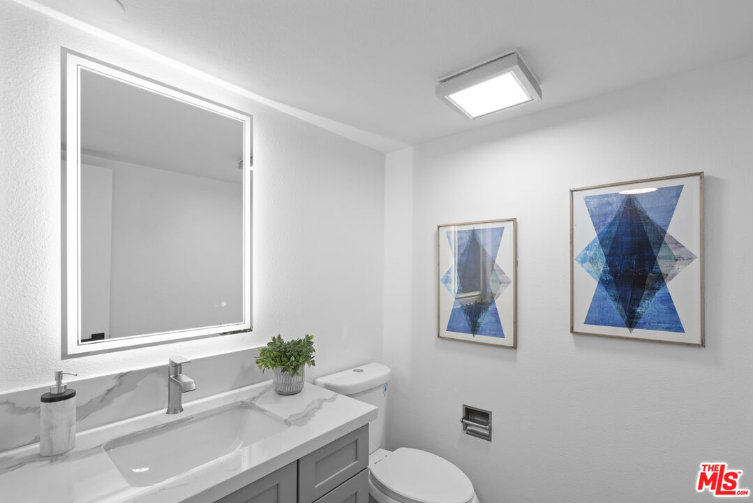 4549 Alla Road, Unit 3 Marina del Rey, CA 90292 - Photo 9 of 28 a bathroom with a toilet a sink and mirror