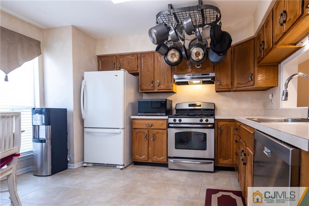 205 Timber Oaks Road, Unit 205 Edison, NJ 08820 - Photo 4 of 31 a kitchen with a stove and a refrigerator