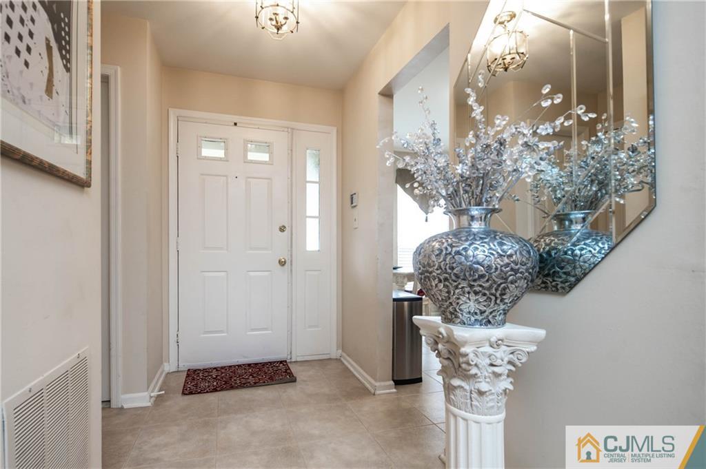 205 Timber Oaks Road, Unit 205 Edison, NJ 08820 - Photo 5 of 31 a vase of flowers sitting on a table in a room