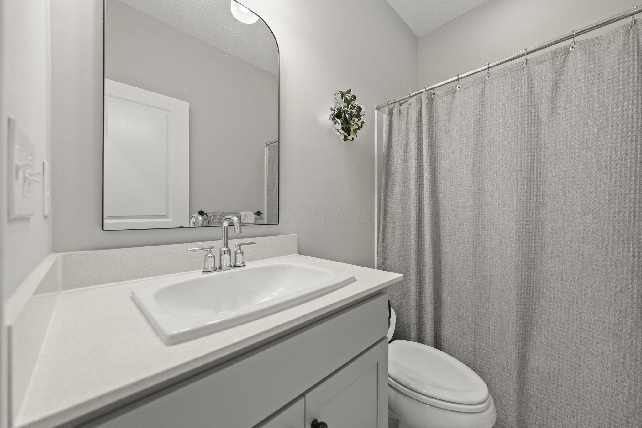 3154 Gelding Run Road Grove City, OH 43123 - Photo 25 of 33 Primary Bathroom