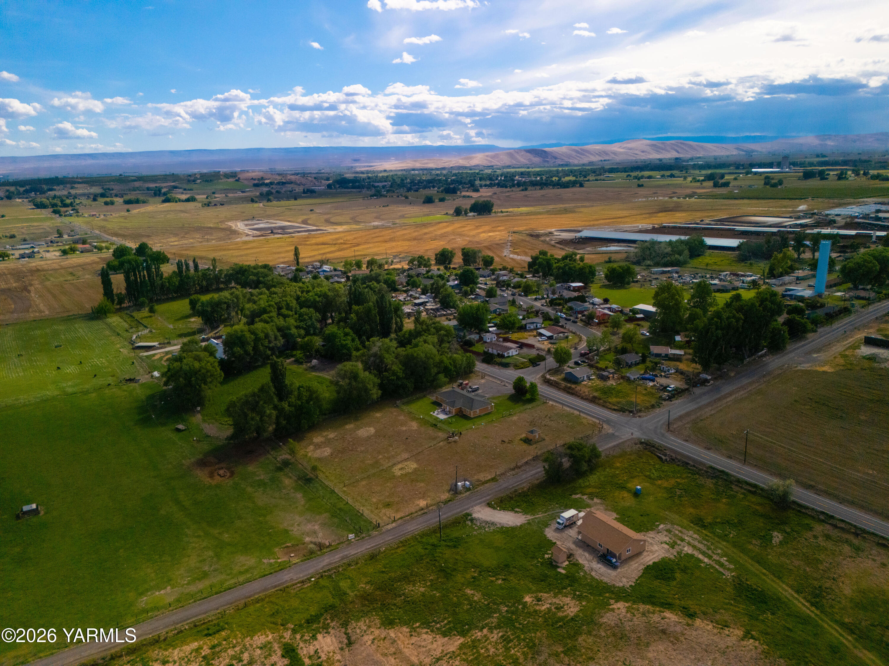 1811 Beam Road Granger, WA 98932 - Photo 23 of 26 a view of a lake with a mountain