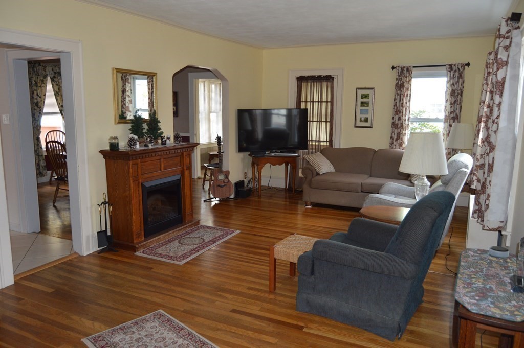 18 Dell Place Springfield, MA 01118 - Photo 3 of 34
