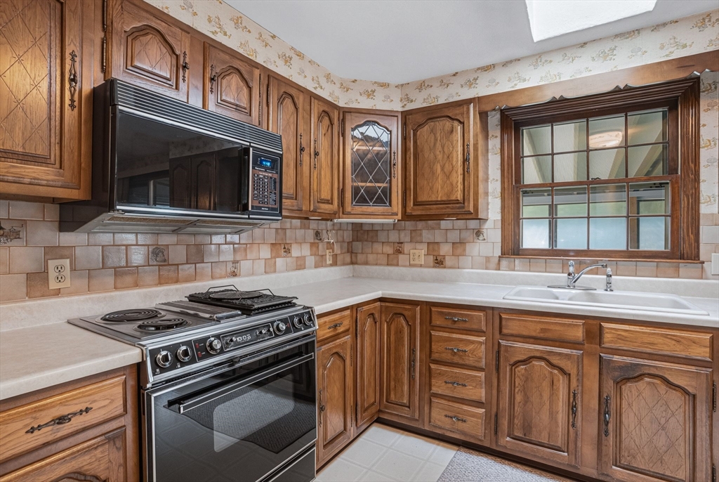 44 Tomlinson Road Attleboro, MA 02703 - Photo 9 of 35