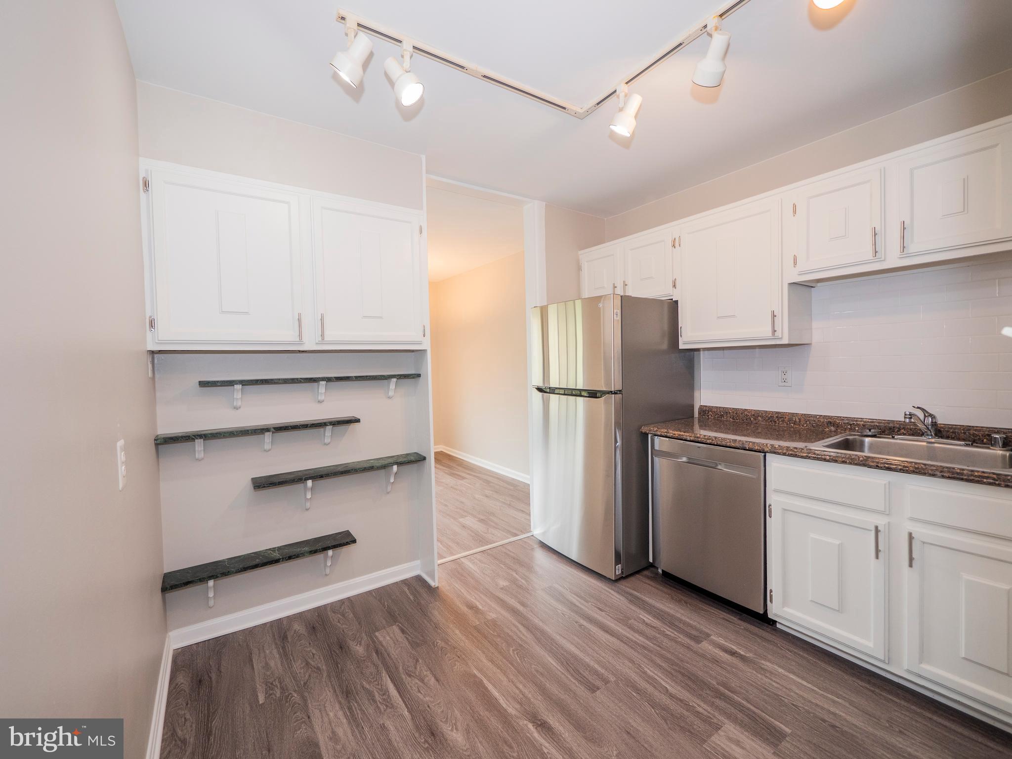 9125 Centerway Road Gaithersburg, MD 20879 - Photo 10 of 43 Main Level - Kitchen
