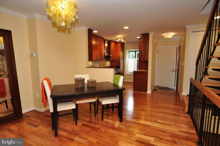 2002 Swans Neck Way Reston, VA 20191 - Photo 8 of 22 THE DINING ROOM WITH HARDWOODS & MOULDINGS!