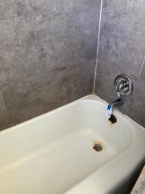 280 Rich Road Park Forest, IL 60466 - Photo 10 of 12 a bathroom with a tub