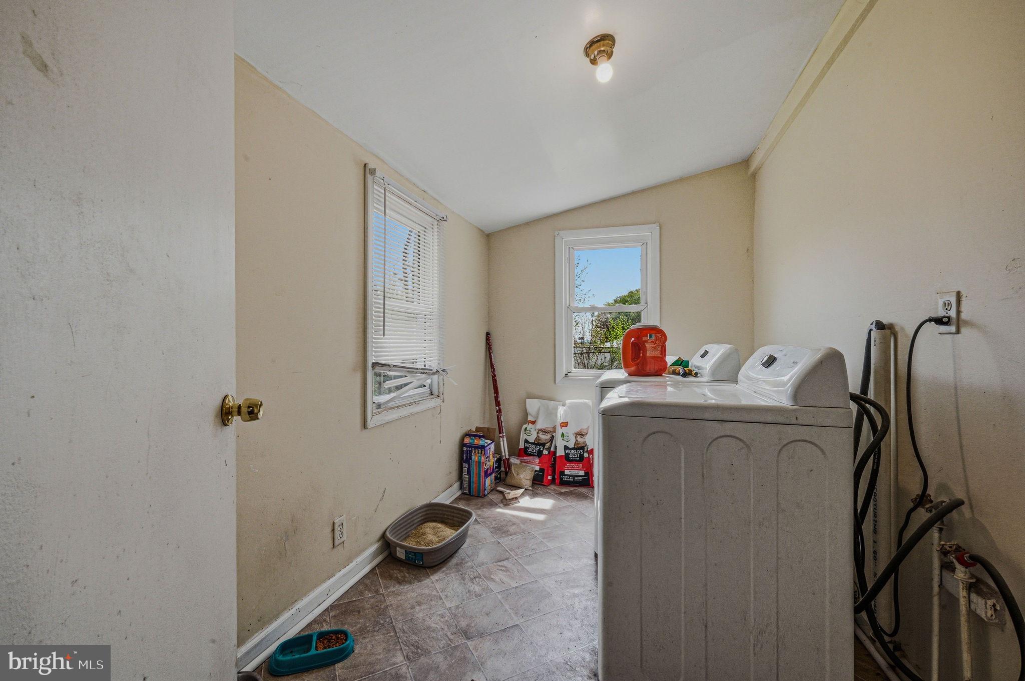 408 West 9th Street New Castle, DE 19720 - Photo 14 of 29 a utility room with dryer and washer