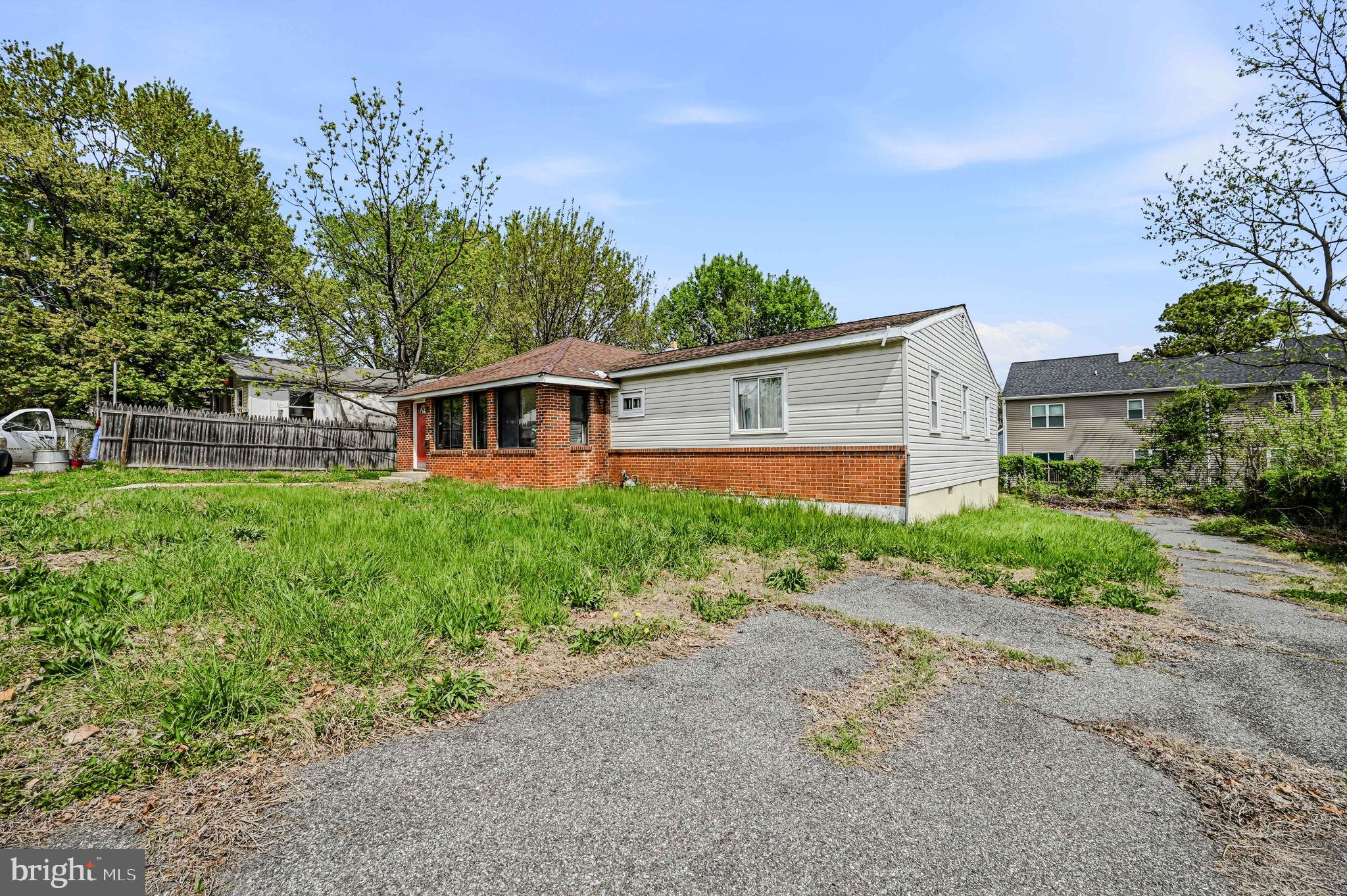 408 West 9th Street New Castle, DE 19720 - Photo 4 of 29 front view of a house with a yard
