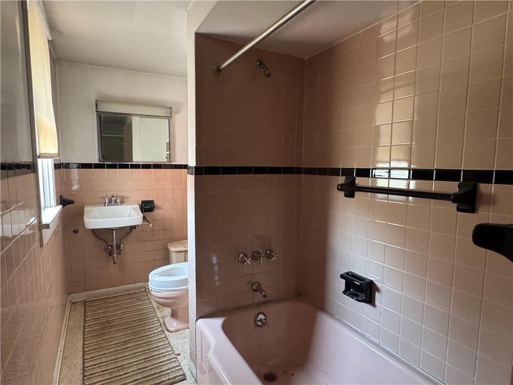 797 Walnut Hill Road Uniontown, PA 15401 - Photo 23 of 39 a bathroom with a toilet a sink and bathtub