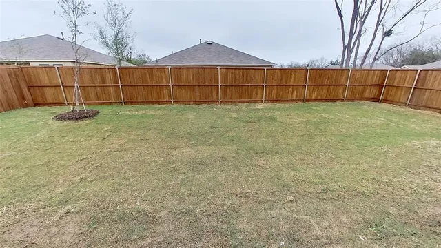 a view of a backyard