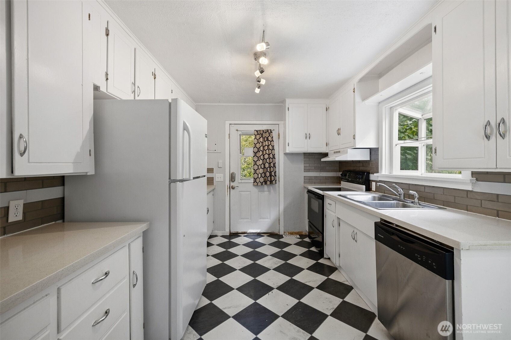 4125 Tracyton Beach Road Northwest Bremerton, WA 98310 - Photo 8 of 32 Gallery Image 8