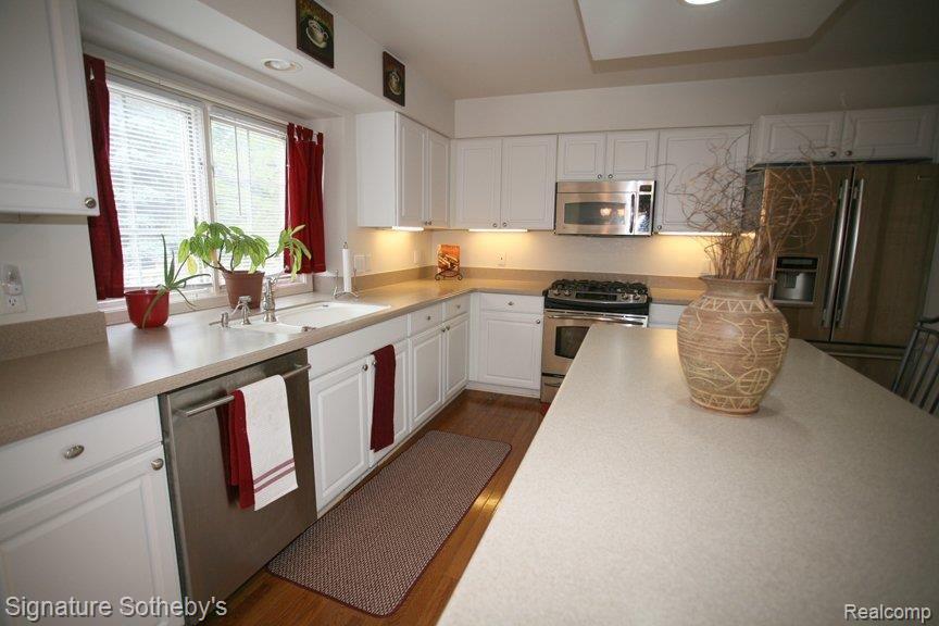 755 Loggers Circle Rochester, MI 48307 - Photo 8 of 25 Kitchen