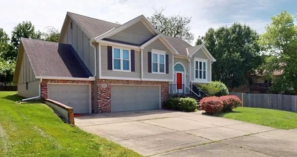 $379,500 | 3105 Northwest 57 Street, Kansas City, MO 64151