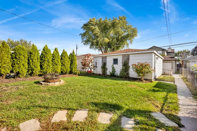 a view of a house with backyard and sitting area