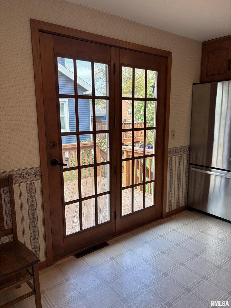 418 East Division Street Kewanee, IL 61443 - Photo 16 of 72 a view of empty room with windows and refrigerator